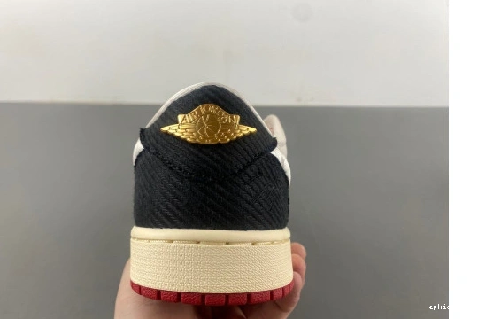 Cheap EP HV6157-100 Retro 1 Rookie (Numbered) OG Home Room Trophy Card Jordan Low 0310